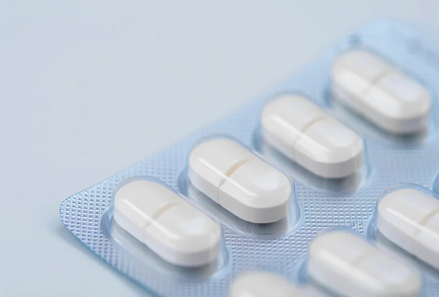 Белые таблетки в блистере